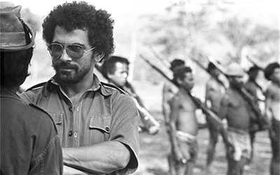 Jose Ramos-Horta with army recruits in East Timor, 1975 (Penny Tweedie/Alamy)